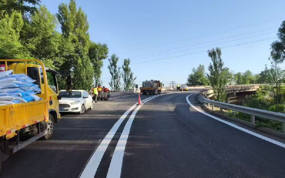 国标热熔标线涂料优势及高速公路施工应用详解